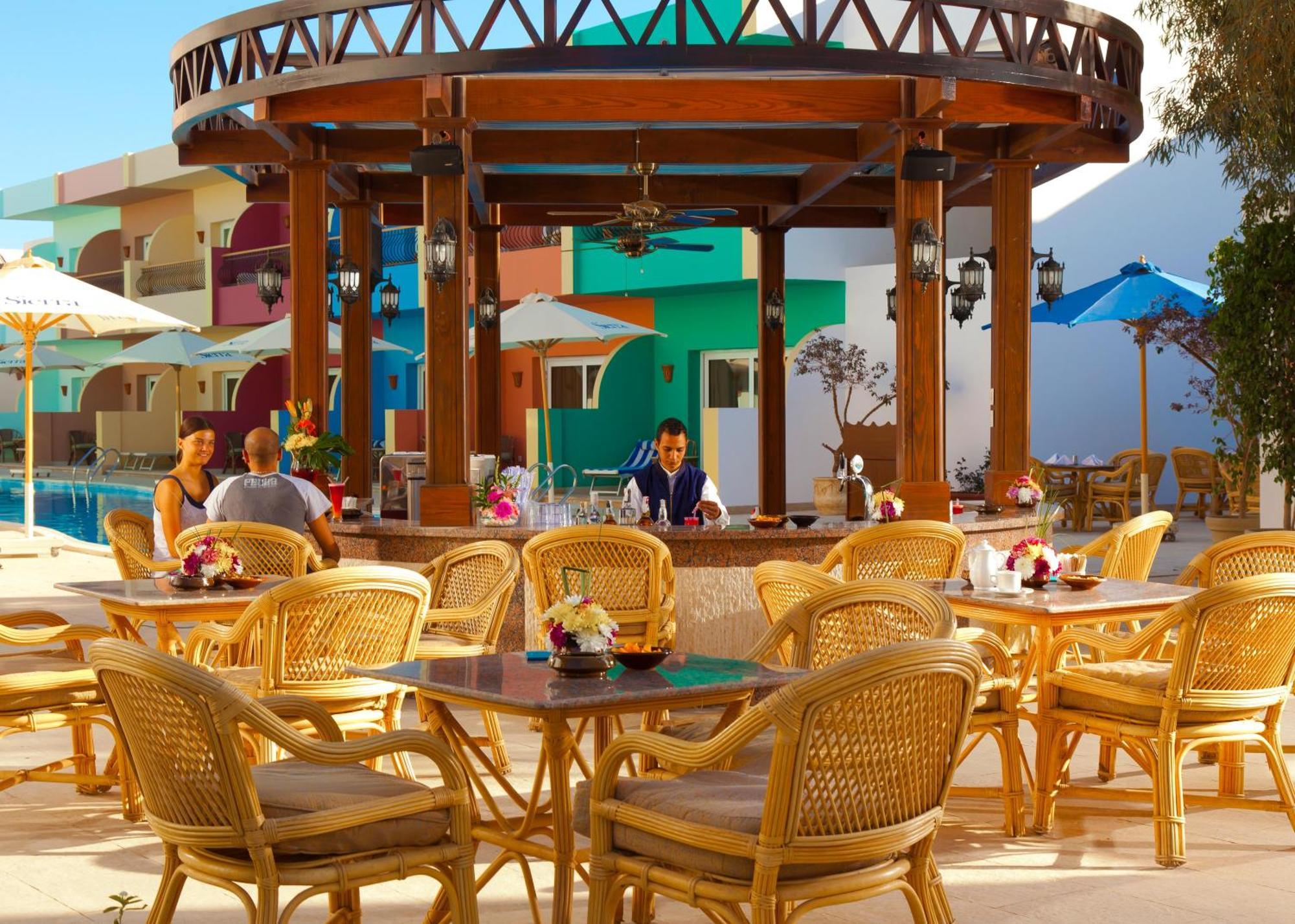 Sierra Sharm El Sheikh Hotel Exterior foto The pool bar at the Hilton Sharm El Sheikh