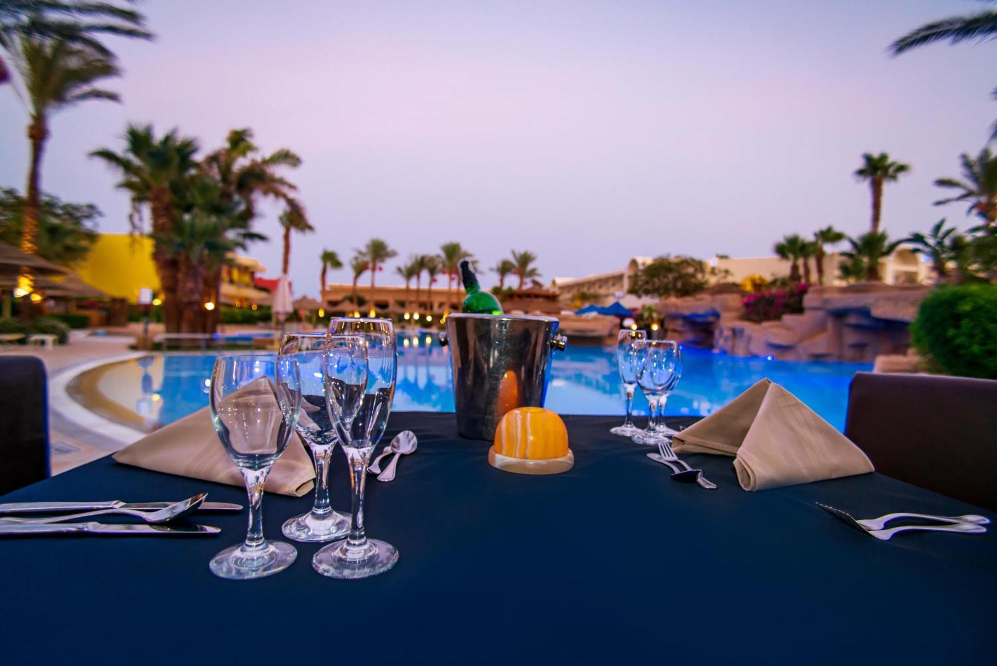Sierra Sharm El Sheikh Hotel Exterior foto The pool at the Hilton Sharm El Sheikh