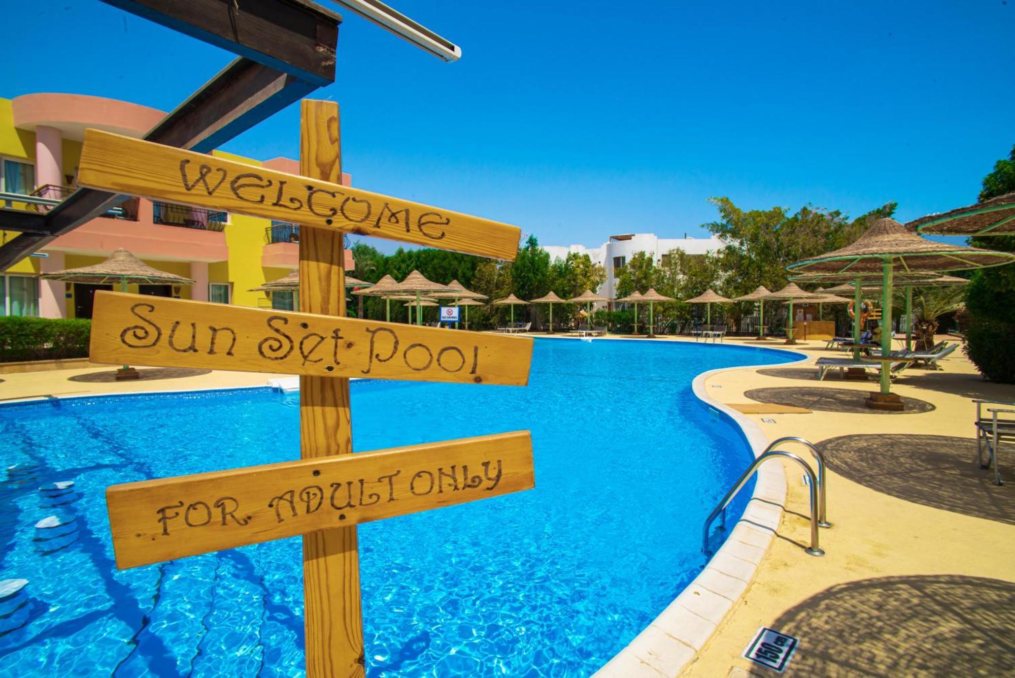 Sierra Sharm El Sheikh Hotel Exterior foto The pool at the hotel