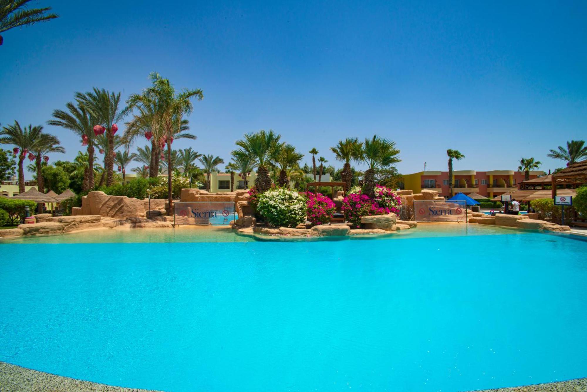 Sierra Sharm El Sheikh Hotel Exterior foto The swimming pool at the Hilton Luxor