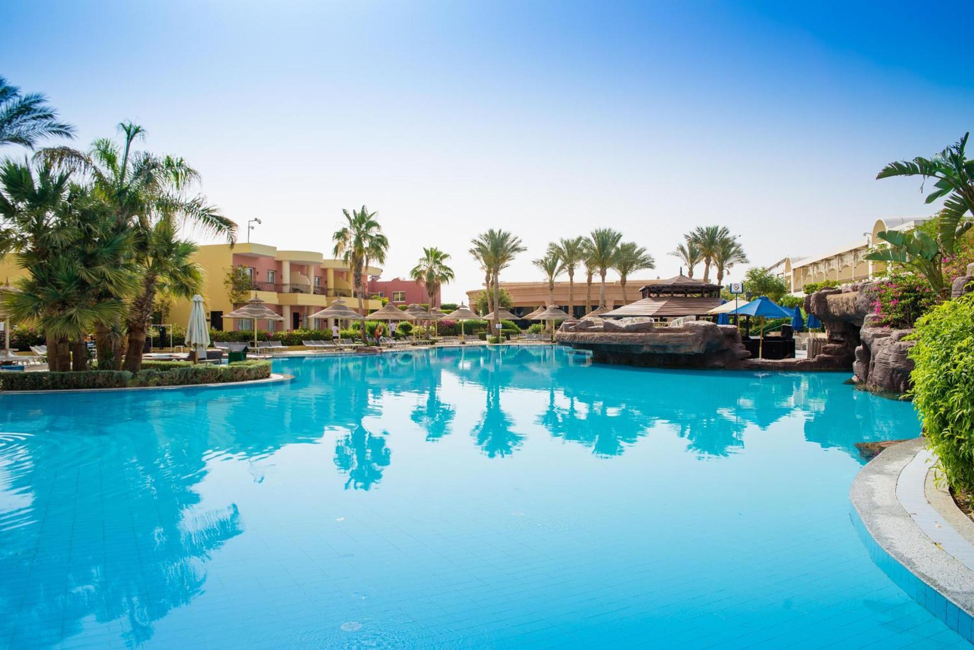 Sierra Sharm El Sheikh Hotel Exterior foto The swimming pool at the Hilton Luxor