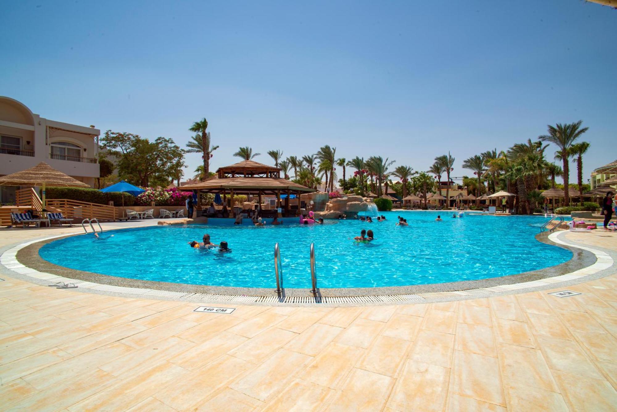Sierra Sharm El Sheikh Hotel Exterior foto A swimming pool at a resort in Egypt
