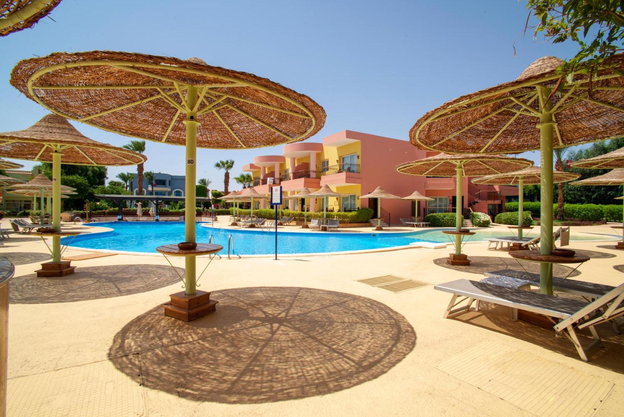 Sierra Sharm El Sheikh Hotel Exterior foto A pool at a resort in Egypt