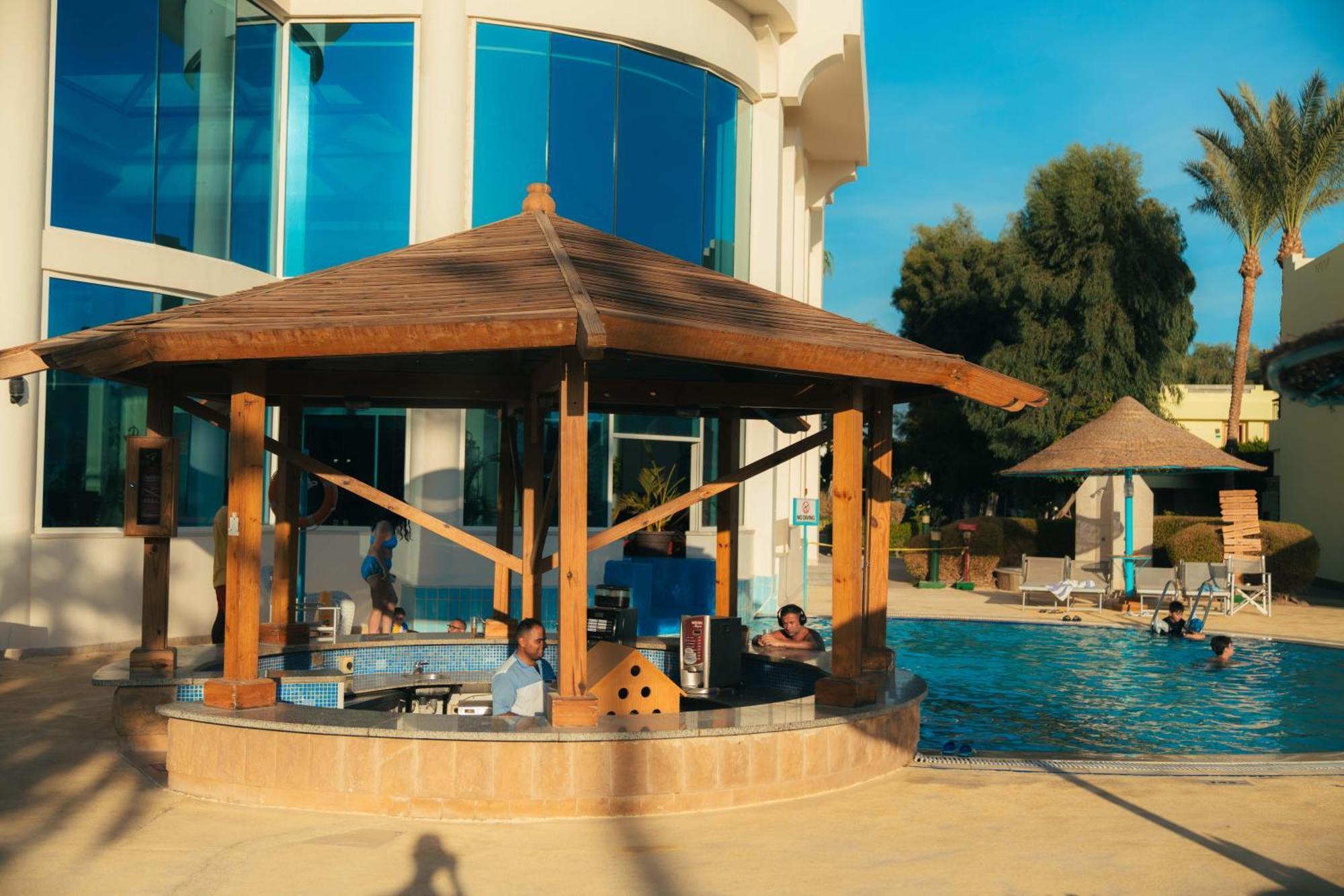 Sierra Sharm El Sheikh Hotel Exterior foto The swimming pool at the hotel